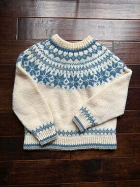 Vintage Dale of Norway 100% Pure New Wool Icelandic Fair Isle Snowflake Sweater